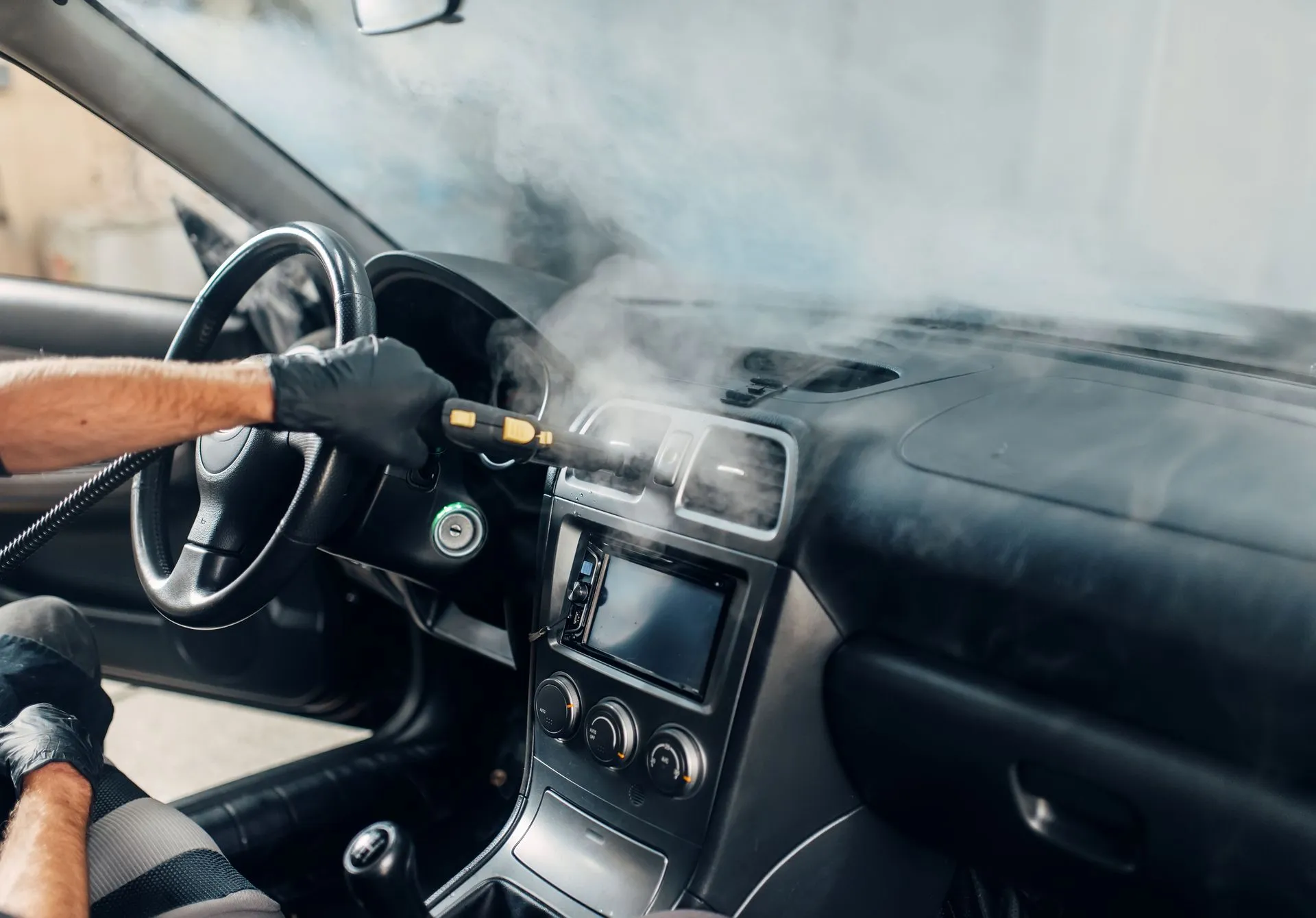 Service professionnel de nettoyage à la vapeur chez Moojo Auto Spa