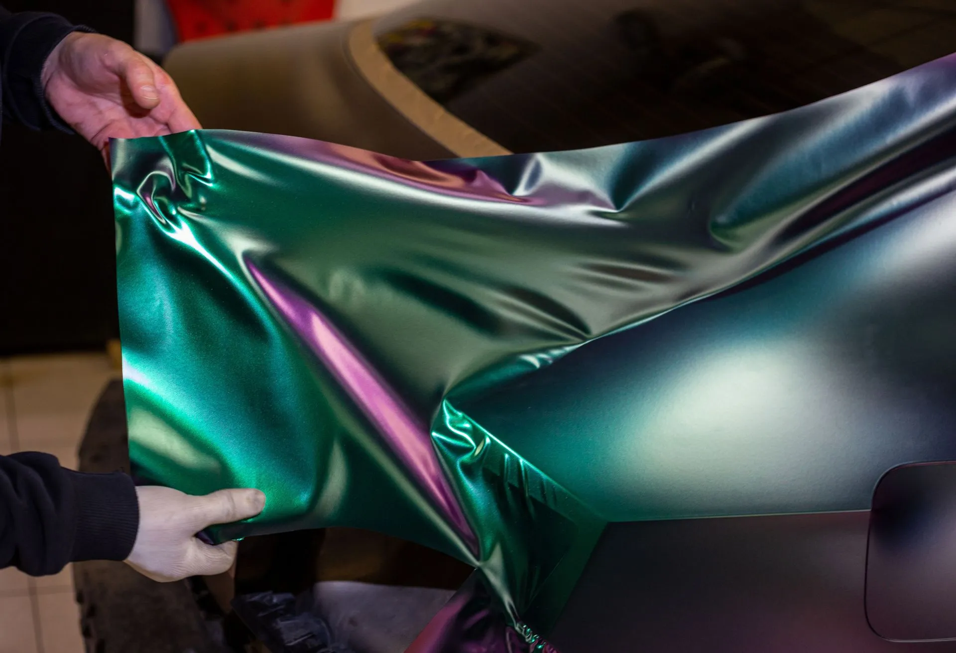 Installation de film changement de couleur iridescent chez Moojo Auto Spa