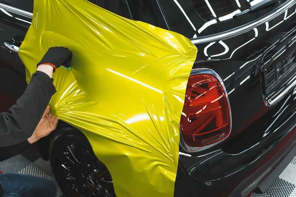 Film changement de couleur jaune appliqué sur un véhicule chez Moojo Auto Spa