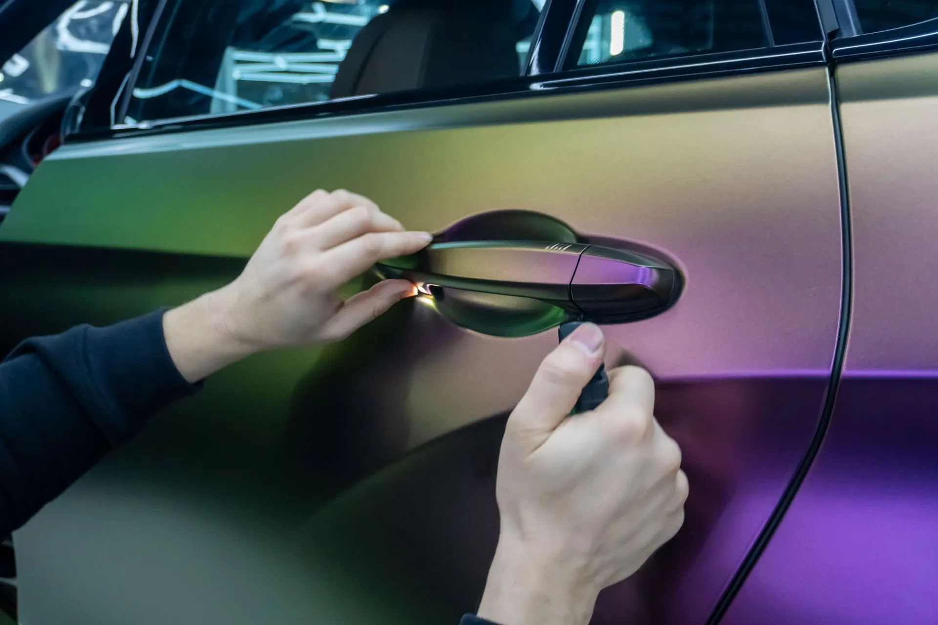 Fini caméléon changement de couleur sur une portière de véhicule chez Moojo Auto Spa