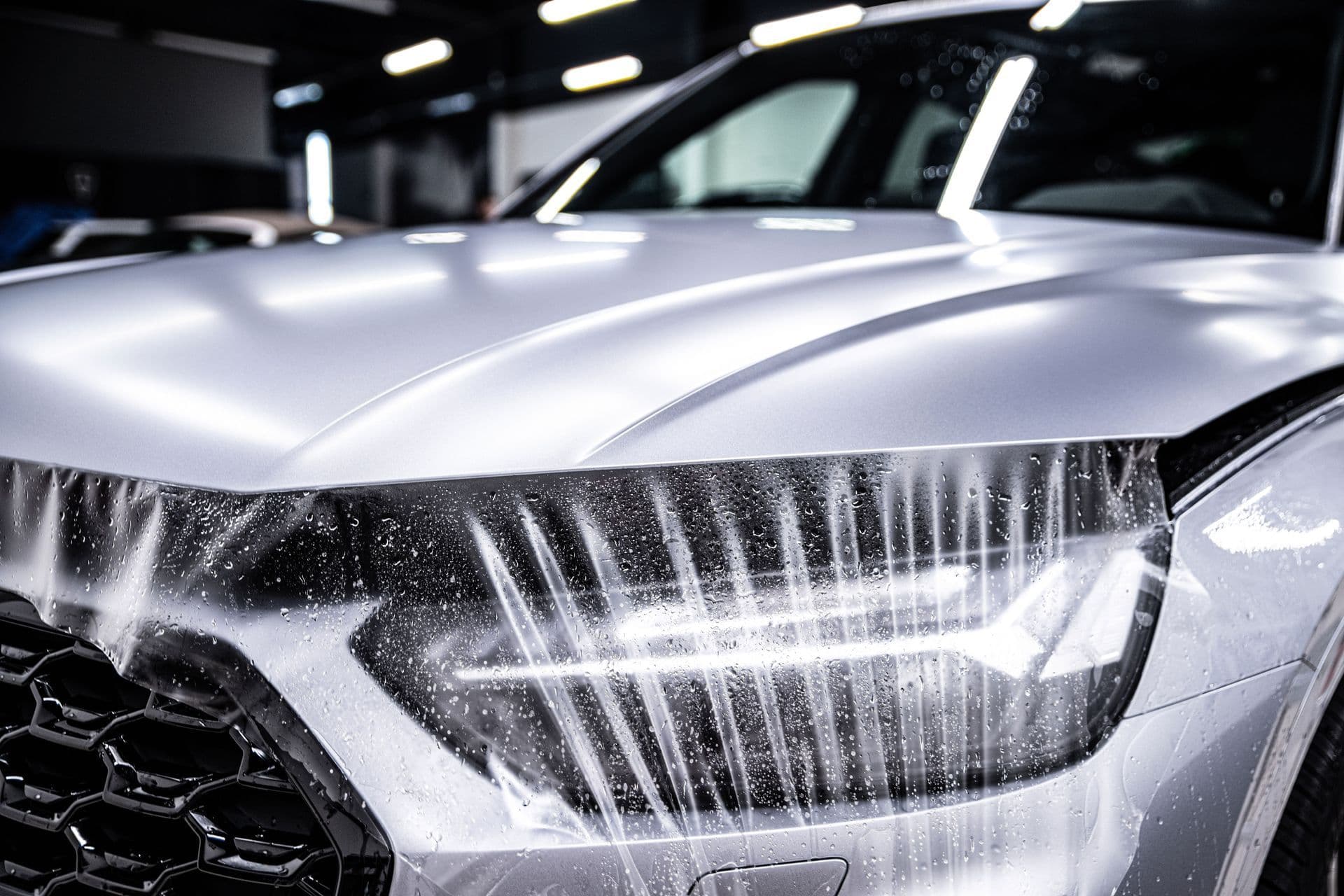 FPP mat protégeant un véhicule chez Moojo Auto Spa