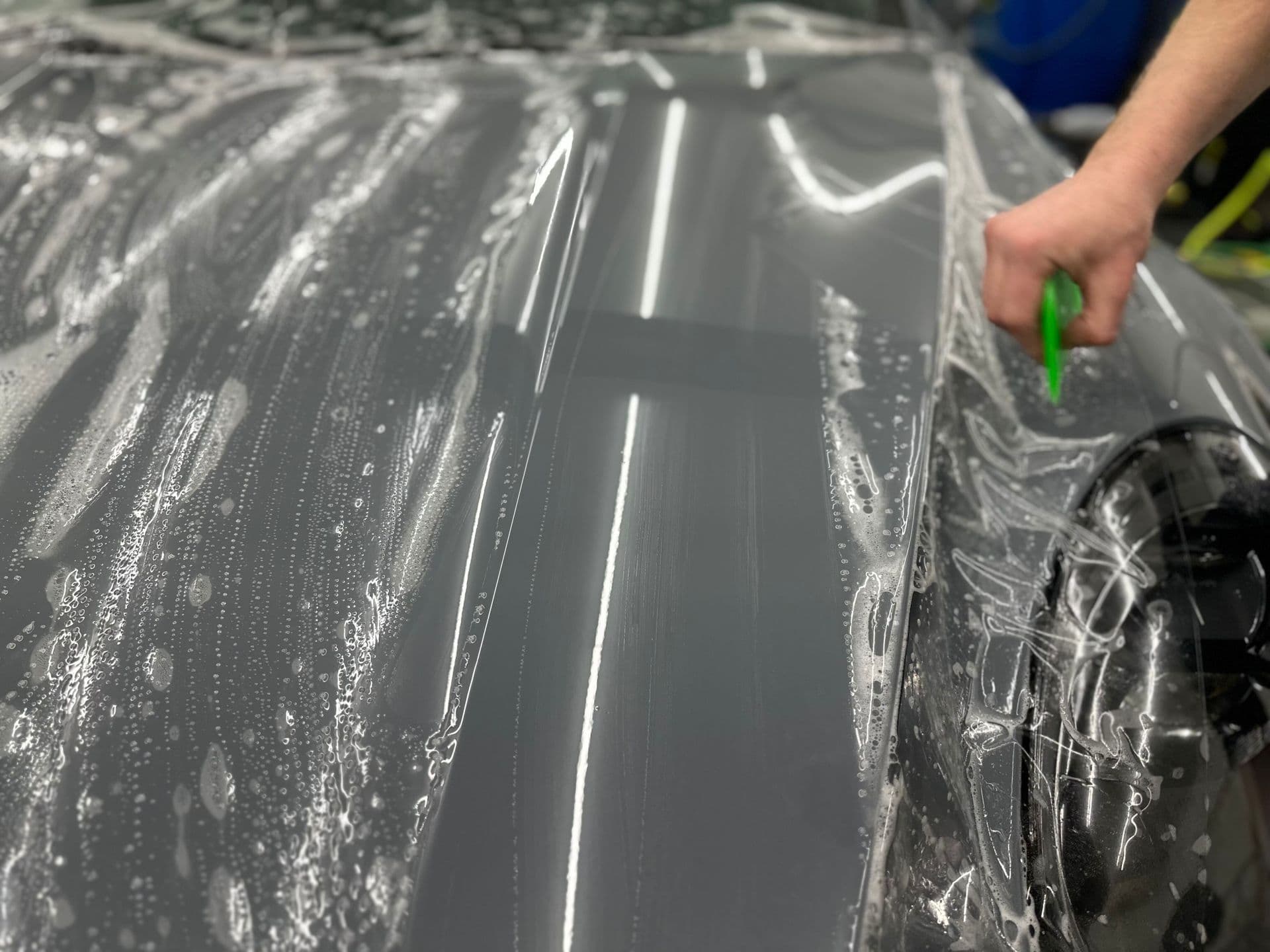 Application PPF raclette en gros plan chez Moojo Auto Spa